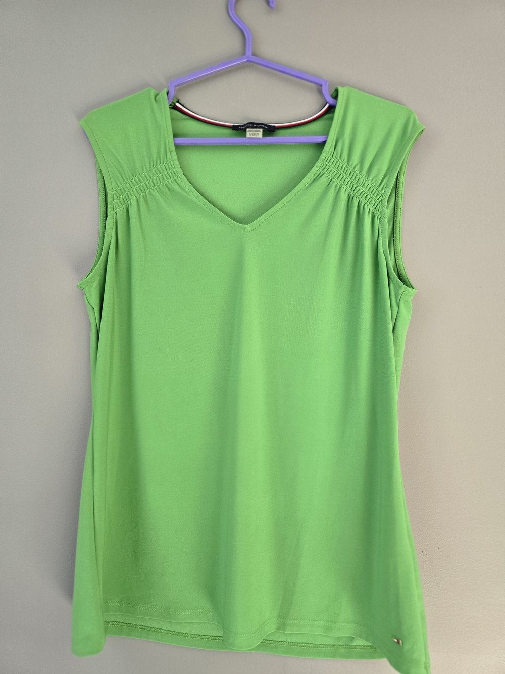 Size Small. Tommy Hilfiger Bright Green Stylish Sleeveless Blouse